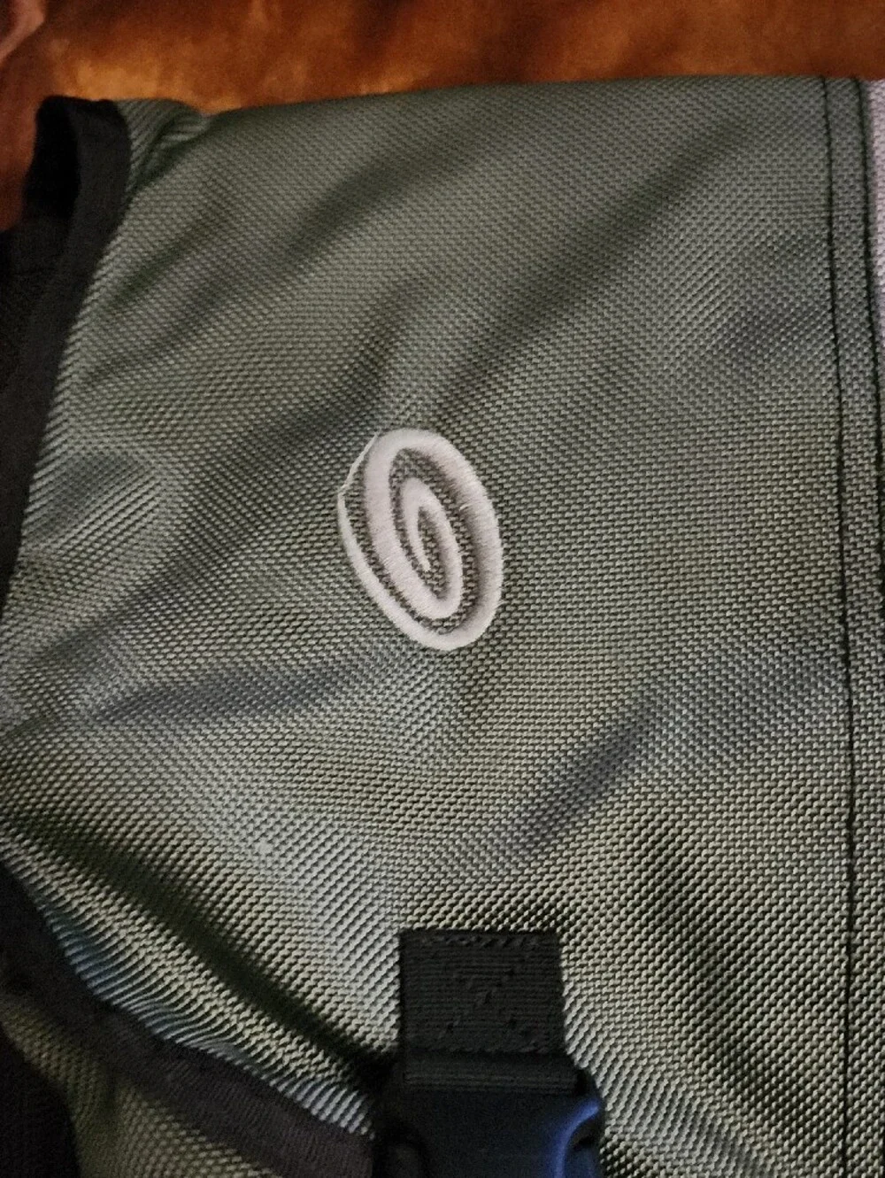 🤩SALE 🤩 Timbuk2 Light Gray and Green Messenger Bag with Black Trim